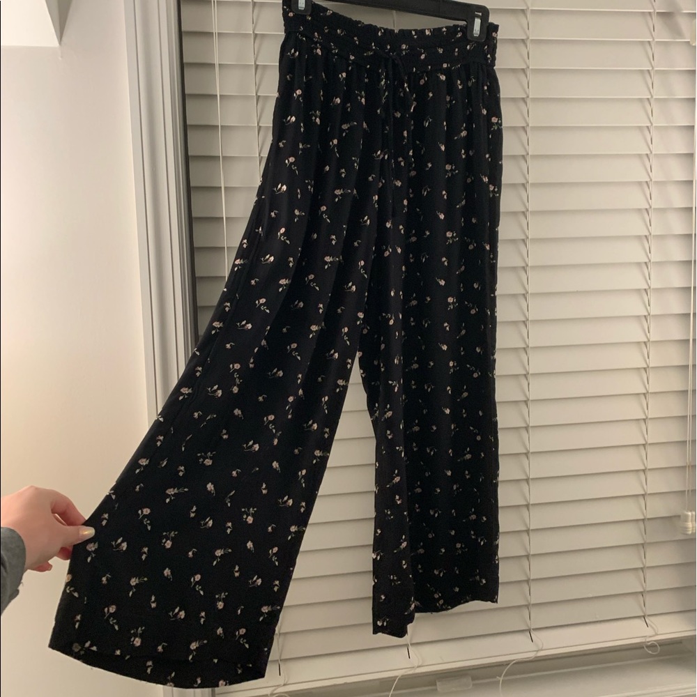 Hollister High-Rise Flowy Pants With Flowers
